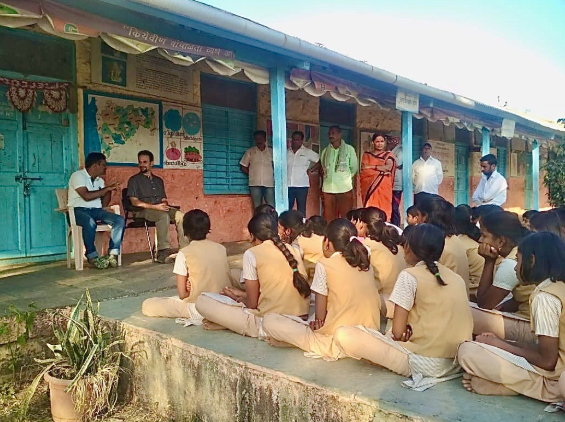 Talking with school children in the village of Velu, Maharashtra. These folks won the prestigious Water Cup a few years back and completely solved their water crisis!